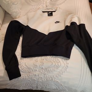 Nike crop top. Perfect to wear with leggings.